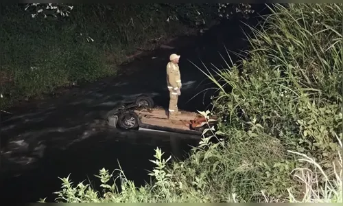 Motorista bêbado foge após acidente, despenca de barranco e cai em rio