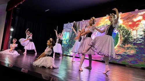 Centro Cultura encerra ano letivo da oficina de dança em Ivaiporã