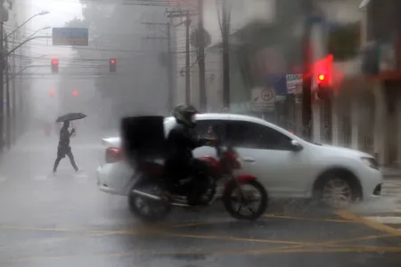 Chuva avança pelo Paraná