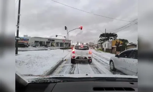 Temporal com granizo deixa ruas de cidade do PR cobertas de gelo