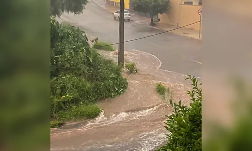 Bueiros que transbordaram em Apucarana não entupiram, aponta vistoria