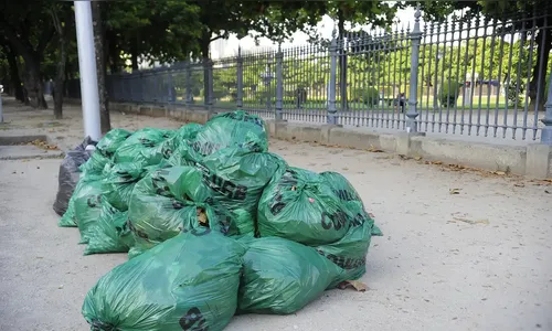 Lei em cidade do PR garante recompensa a quem filmar descarte irregular de lixo