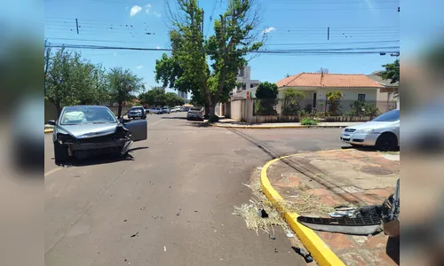 Colisão entre carros é registrada em cruzamento na Vila Franko
