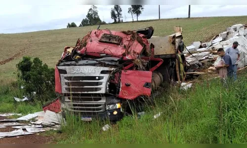 Carreta tomba e colide em barranco na PR-466 em Manoel Ribas