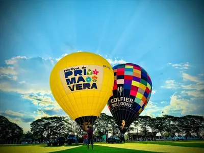 Desde as primeiras horas da manhã, famílias inteiras já ocupavam ruas, praças e pontos estratégicos para assistir aos balões subindo