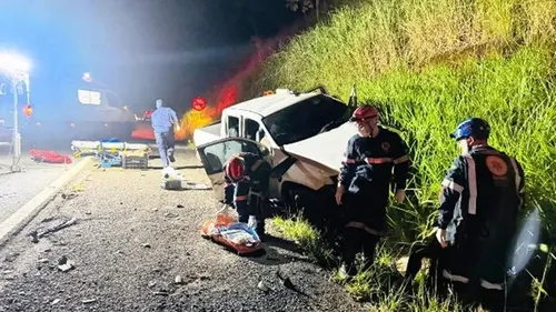 Devido à força da batida, ambos os veículos ficaram destruídos
