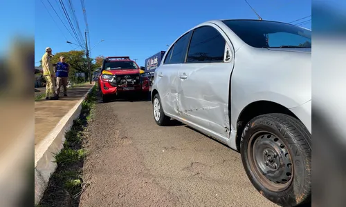 Dois carros colidem em AV. Brasil de Apucarana; ninguém se fere