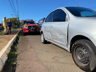 Dois carros colidem em AV. Brasil de Apucarana; ninguém se fere