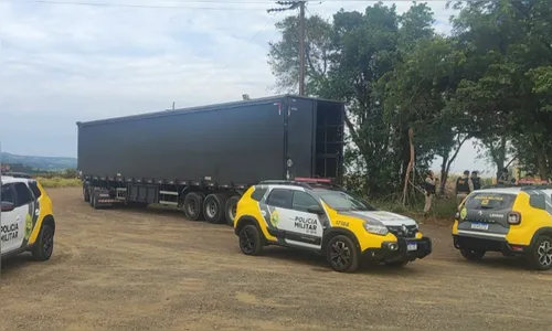 Ladrões fazem caminhoneiro refém e roubam 10 t de panetone no PR