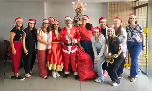 Médicos se vestem de Papai e Mamãe Noel e alegram o Materno Infantil