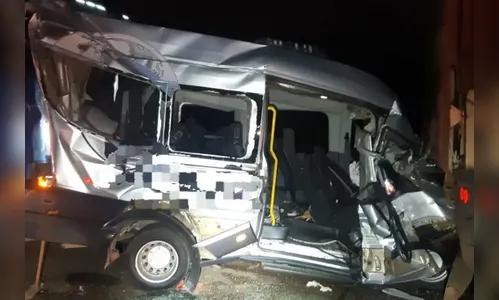 Van fica destruída após ser prensada entre dois caminhões no PR