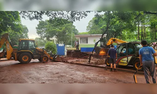 Chuva e ventos fortes derrubam muro de cemitério e árvores em Maringá