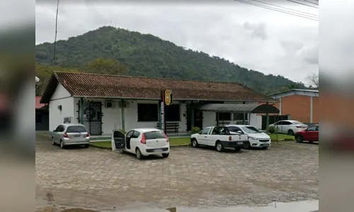 Mulher tenta matar amigo em SC e afirma: 'Ele escorregou na faca’