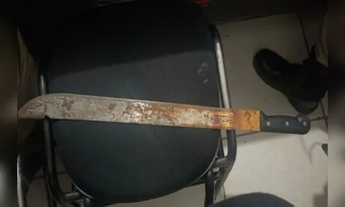 Pai agride padre com facão após religioso chamar as filhas de 