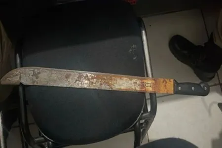 Facão utilizado pelo pai das meninas