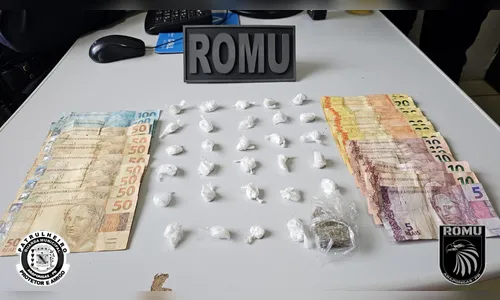 Pilotando e mexendo no celular: motociclista é preso por 