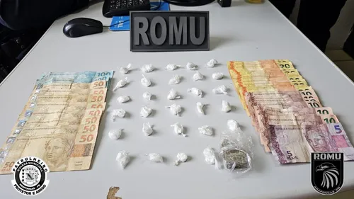 Foram apreendidos drogas, dinheiro e uma motocicleta