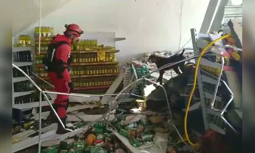 Bombeiros atuam horas após formatura no tornado de Rio Bonito