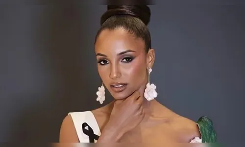 Miss Jamaica cai em evento do Miss universo e tem ferimentos graves