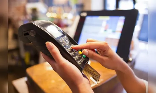 Homem usa cartão achado para abastecer carro em Ivaiporã