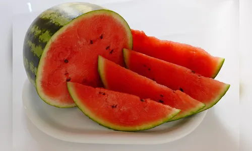 Hóspede morre em competição de comer melancia mais rápido em resort