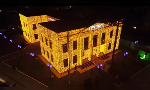 Prefeitura do PR viraliza com iluminação de Natal em prédio histórico