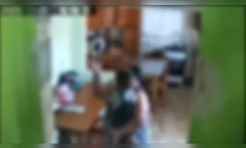 Babá é flagrada por câmeras agredindo criança de 2 anos no Paraná