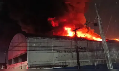 Incêndio de grande proporção destrói barracão na PR-445 em Cambé