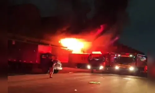 Incêndio de grandes proporções atinge 28 lojas de pavilhão da Ceasa