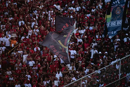 Jogo está no estádio do Barradão, com mando do Vitória