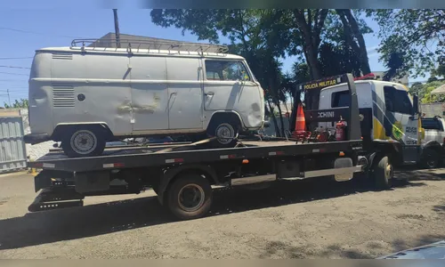 Kombi furtada é achada sem peças no Jardim Aeroporto