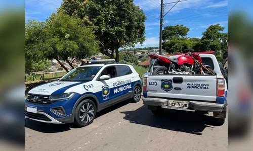 Menor empina moto, bate em viatura da GCM e fica ferido em Apucarana