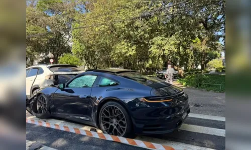 Porsche atinge carros parados em semáforo e deixa um ferido