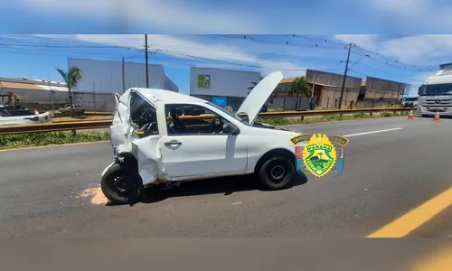 Acidente em Arapongas deixa Fiat Pálio destruído e passageiro ferido