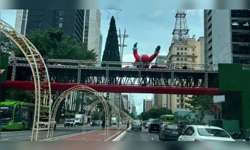 Forte ventania derruba Papai Noel da Av. Paulista