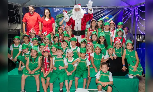 Chegada do Papai Noel encanta crianças e famílias em Cambira