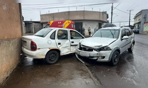 Colisão entre dois carros é registrada no Jardim Colonial em Apucarana