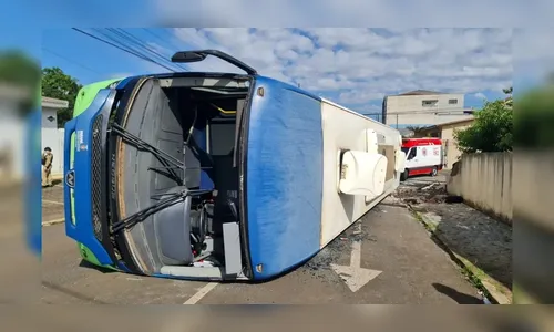 Acidente entre ônibus e caminhão deixa 13 feridos no PR