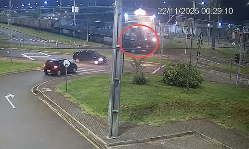 Caminhonete é atingida por trem ao cruzar linha em Arapongas; veja