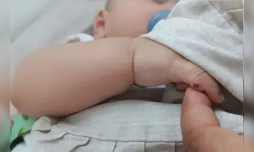 Bebê vai ao hospital para operar dedos e tem língua cortada por engano