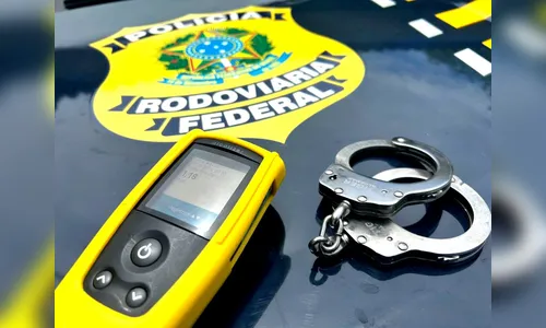 PRF prende motorista de bitrem que bebeu cachaça em Apucarana (PR)