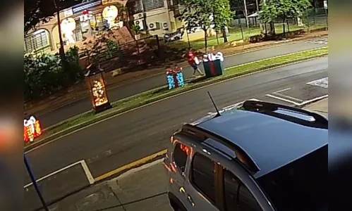 Vídeo mostra suspeito furtando fiação de decoração natalina no PR