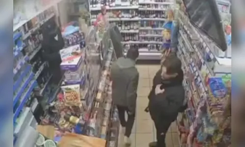 Jovem acha pai perdido há 20 anos em mercado de Londres