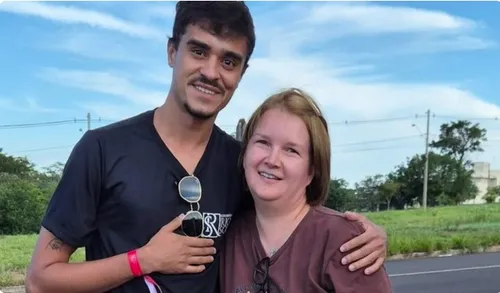 O homem postou a foto com Elize em suas redes sociais