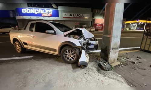 Saveiro bate em poste e mobiliza bombeiros e PRF em Apucarana