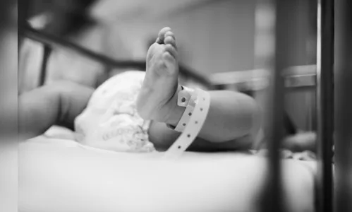 Mulher sofre aborto espontâneo e descobre que sepultou bebê errado