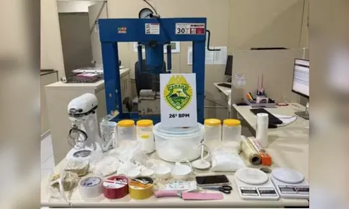 PM fecha laboratório de cocaína com maquinário industrial no PR