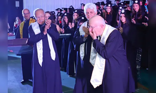 Após 46 anos no Colégio Canadá, professor Pedro Zumas se aposenta