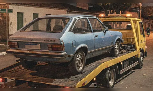 Chevette é abandonado após bater no meio-fio em Grandes Rios