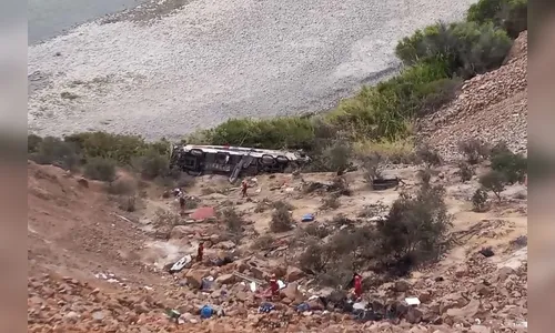 37 pessoas morrem após ônibus cair em barranco em rodovia no Peru